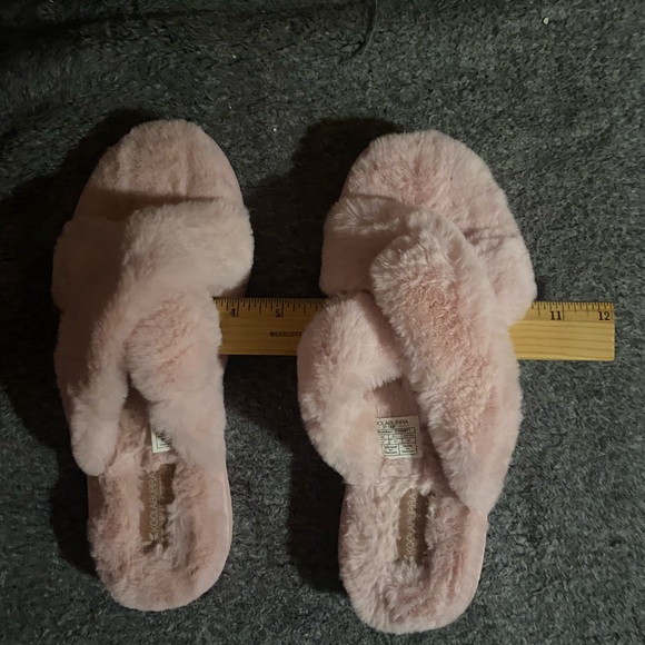 NWOT Koolaburra by UGG Pink Furry Slippers in Size 10/41 - Picture 5 of 5